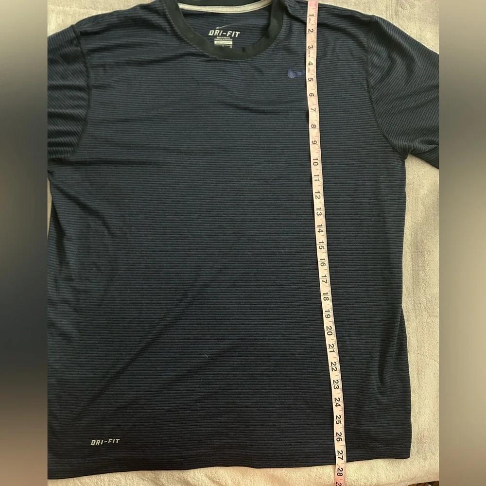 Nike Men's Dark Blue Short Sleeve Tee